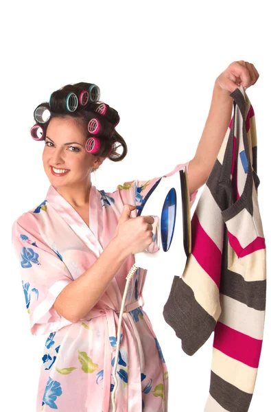 Mujer está planchando ropa —  Fotos de Stock