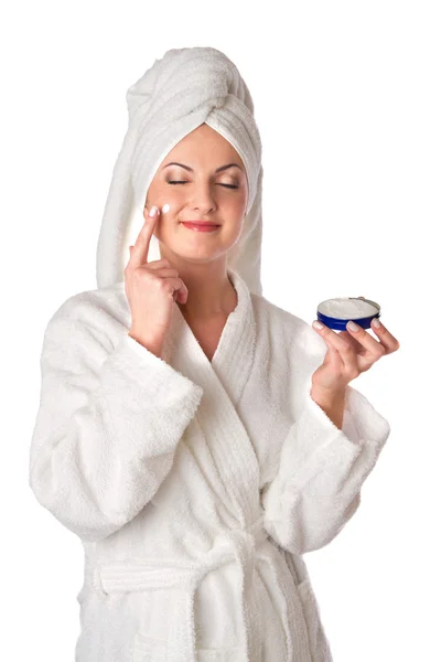 Femeia în halat de baie pune crema — Fotografie, imagine de stoc