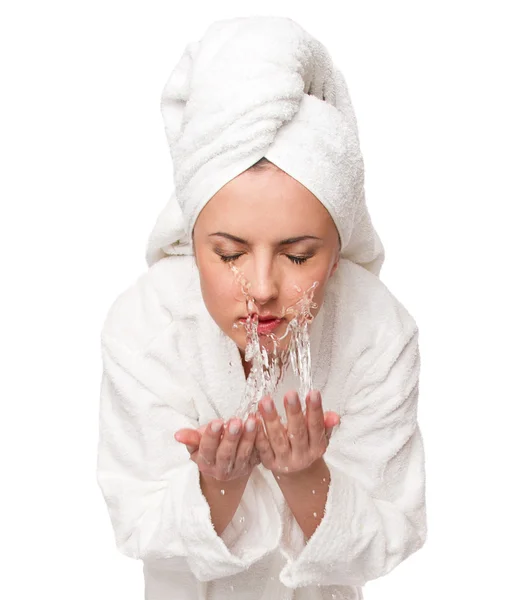 Vrouw wast haar gezicht — Stockfoto