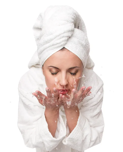 Femme lave son visage — Photo