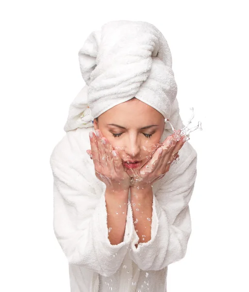 Frau wäscht sich ihr Gesicht — Stockfoto