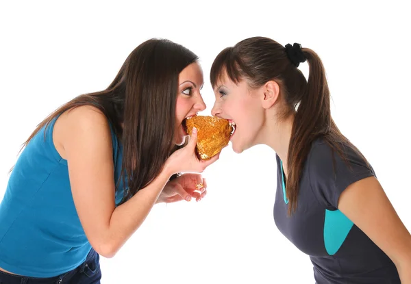 Gordura e meninas magras está comendo — Fotografia de Stock