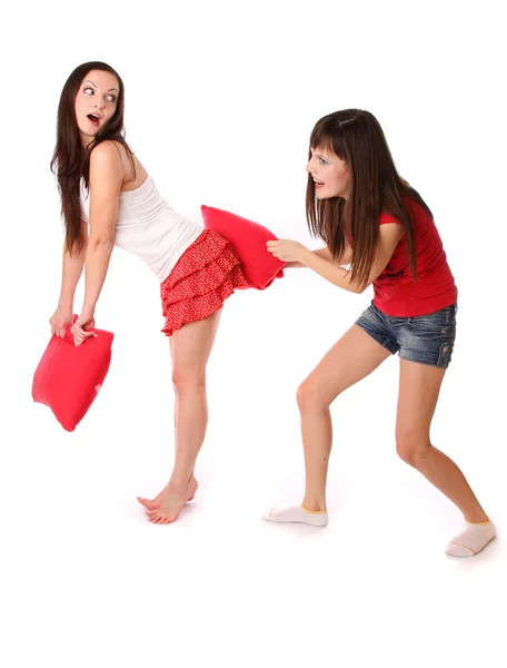 Két lány harcok a párnák — Stock Fotó