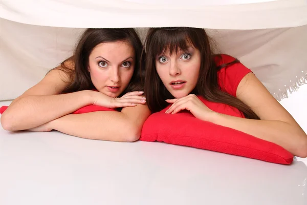 Dvě dívky, které leží na podlaze — Stock fotografie