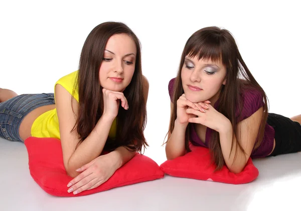 Duas meninas deitadas no chão — Fotografia de Stock