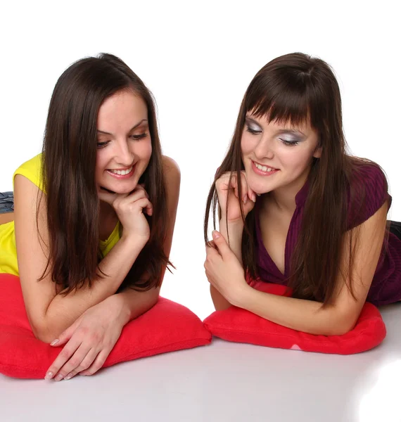 Duas meninas deitadas no chão — Fotografia de Stock