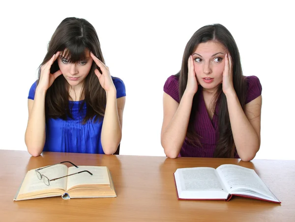 Dos amigos se preparan para el examen de libros — Foto de Stock