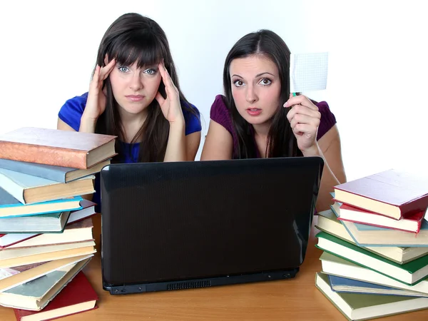 Dos amigos se preparan para el examen de libros — Foto de Stock