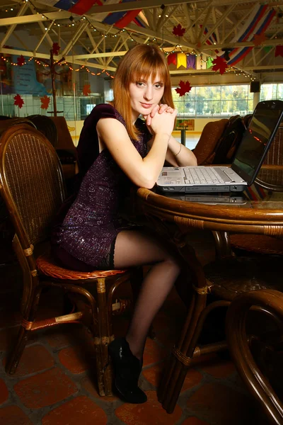 Vrouw met laptop is op zoek naar ons — Stockfoto