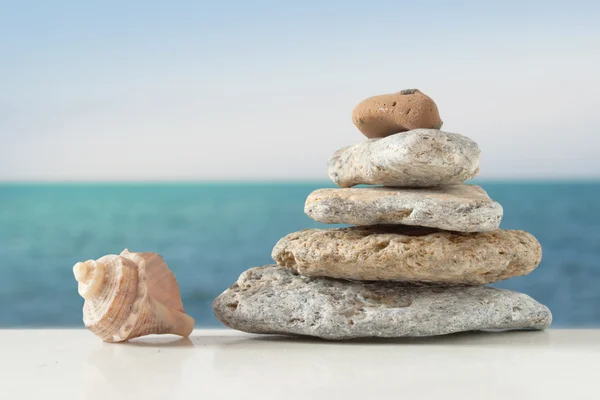 Stenar, musselskal och ocean scen — Stockfoto