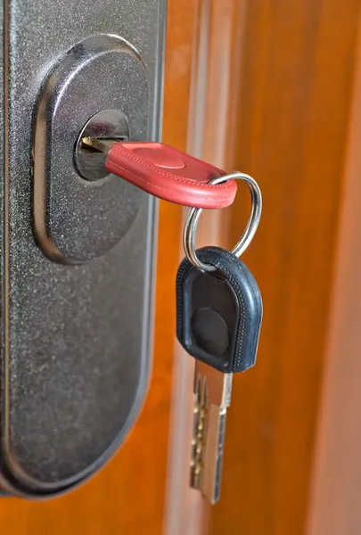 Schlüssel im Türschloss Stockbild