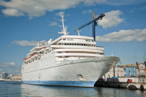 Voering van de cruise in de scheepswerf — Stockfoto