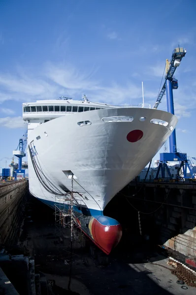 Droogdok cruise liner — Stockfoto