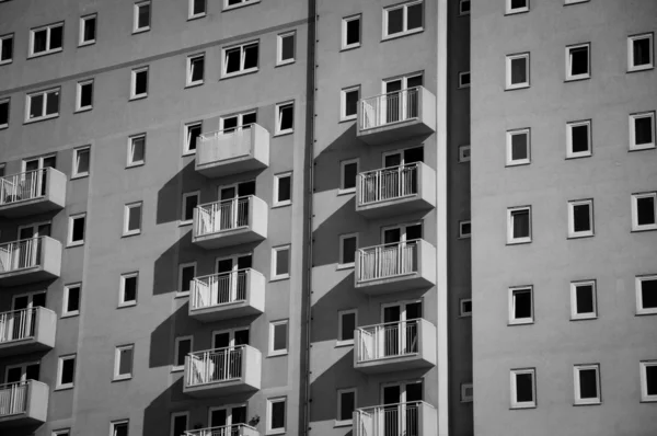Балконы и окна — стоковое фото