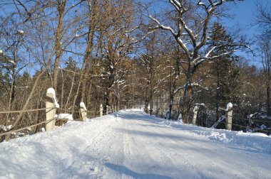 küçük köprü üzerinden yol