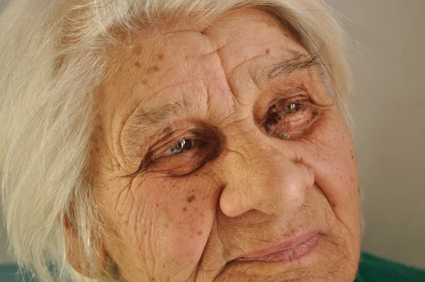 Yaşlı bir kadının yüzüne