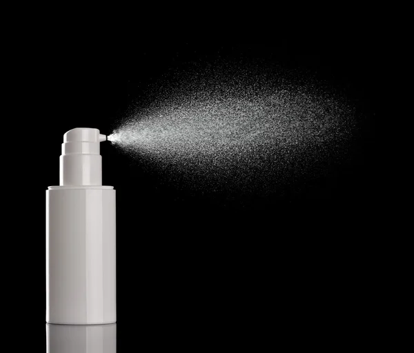 スプレー ボトルの液体の香水のドロップ — ストック写真