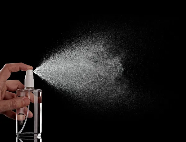 Spray fles vloeibare parfum daling — Stockfoto