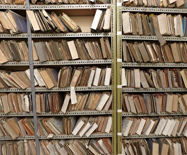Anciens documents de fichiers vintage dans la salle de stockage — Photo