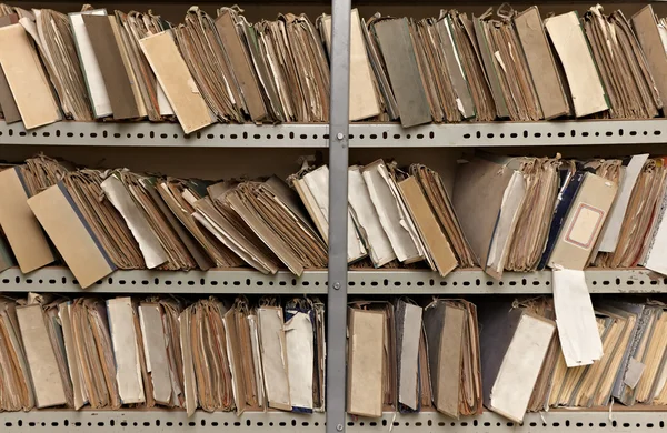 Старі старовинні паперові документи у сховищі — стокове фото