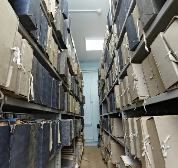 Antigos documentos de arquivo vintage na sala de armazenamento — Fotografia de Stock