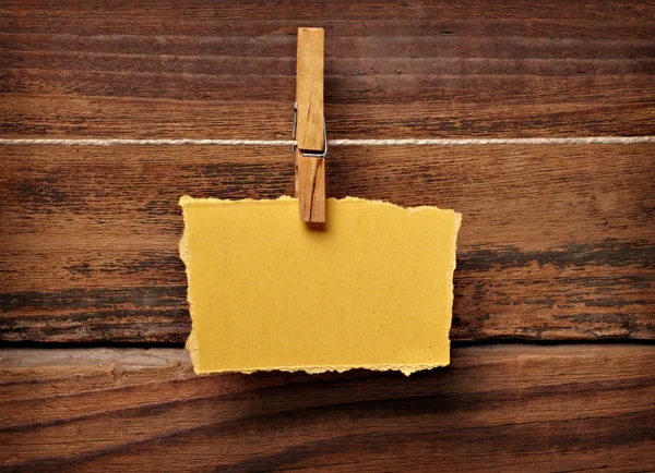 Grunge note carta e vestiti peg su legno — Foto Stock