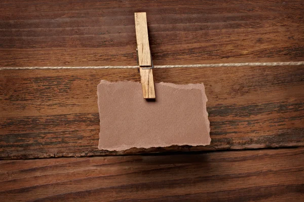 Grunge note carta e vestiti peg su legno — Foto Stock