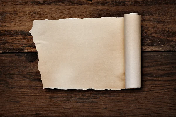 Verfrommeld gekrulde scroll Opmerking papier op hout — Stockfoto