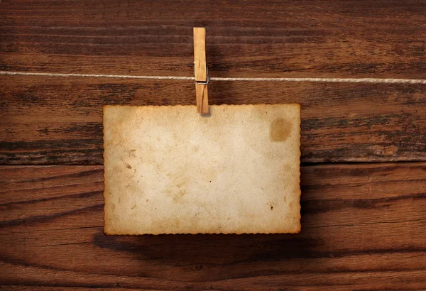 Foto velha cartão postal e roupas peg na madeira — Fotografia de Stock