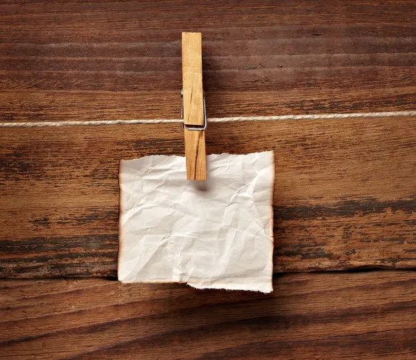 Nieczysty papier firmowy i kołek ubrania na drewno — Zdjęcie stockowe