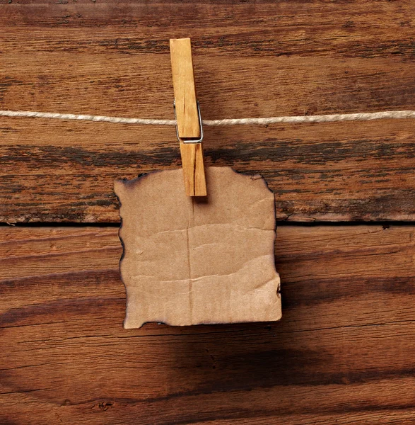 Grunge note papier et cheville de vêtements sur bois — Photo