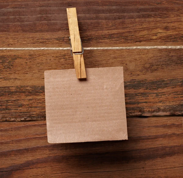Grunge nota papel e roupas peg na madeira — Fotografia de Stock