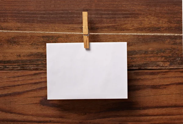 Nieczysty papier firmowy i kołek ubrania na drewno — Zdjęcie stockowe