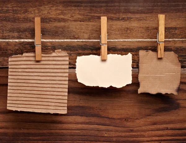Grunge Opmerking papier en kleren peg op hout — Stockfoto