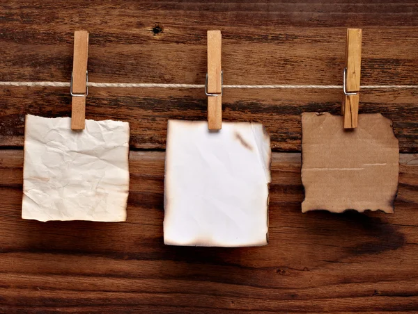 Grunge Opmerking papier en kleren peg op hout — Stockfoto