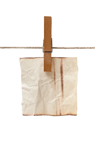 Колышек для одежды и нотная бумага на веревке — стоковое фото