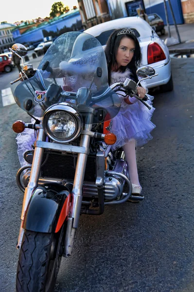 Невеста на мотоцикле — стоковое фото