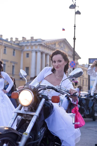 Невеста на мотоцикле — стоковое фото