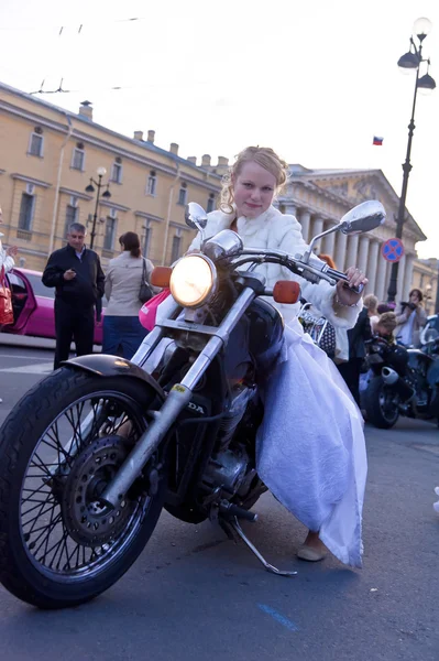 Braut auf einem Motorrad — Stockfoto