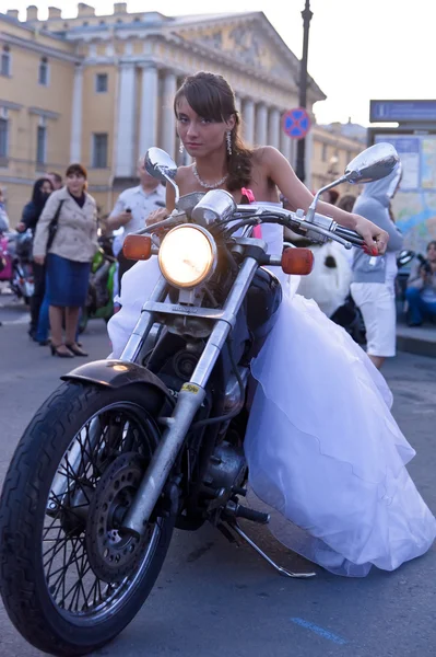 Nevěsta na motorce — Stock fotografie