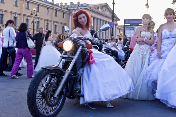 在一辆摩托车上的新娘 — 图库照片