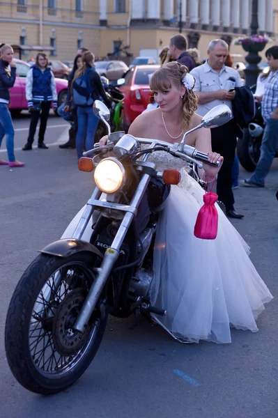 Νύφη με μοτοσικλέτα — Φωτογραφία Αρχείου