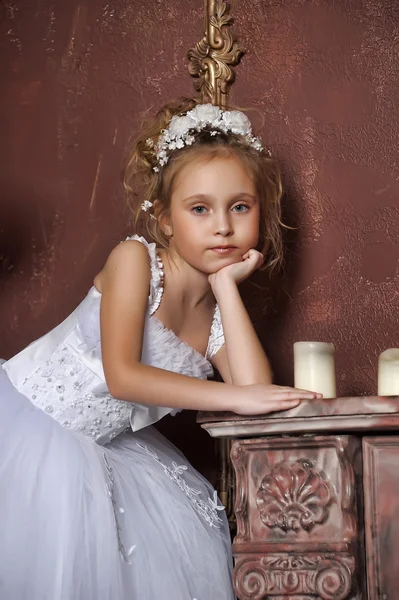 Bambina in abito da sposa — Foto Stock