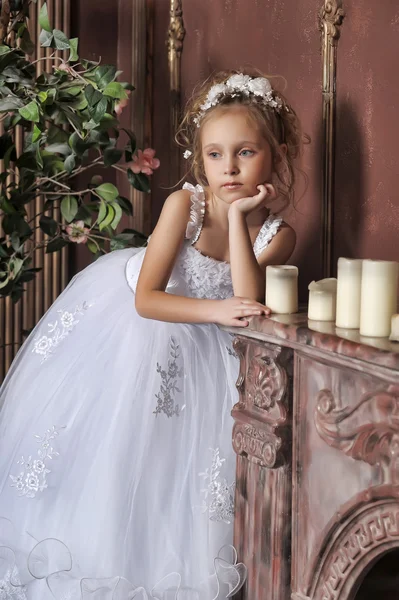 Niña en vestido de novia — Foto de Stock