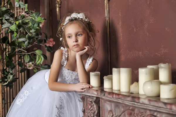 Bambina in abito da sposa — Foto Stock