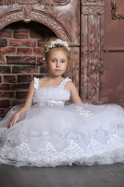 Klein meisje in trouwjurk — Stockfoto