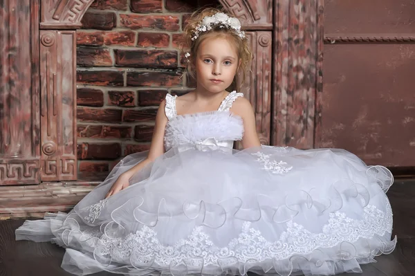 Маленькая девочка в свадебном платье — стоковое фото