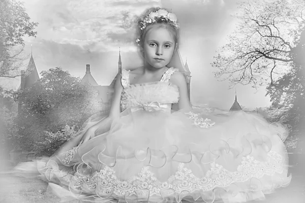 Маленька дівчинка у весільній сукні — стокове фото
