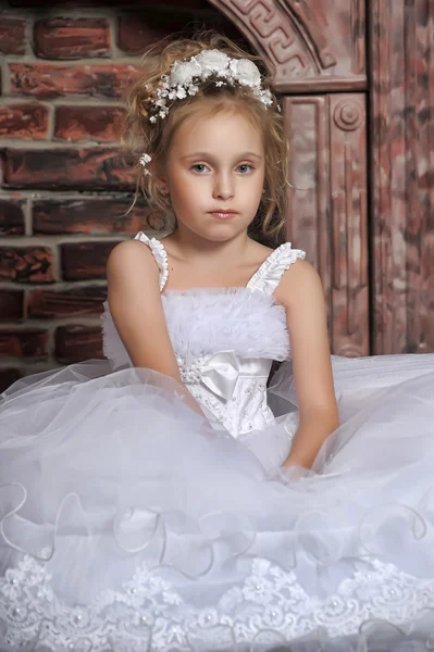 Kleines Mädchen im Brautkleid — Stockfoto