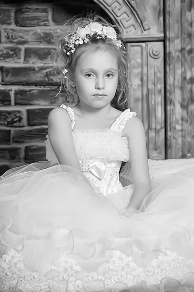 Menina em vestido de noiva — Fotografia de Stock